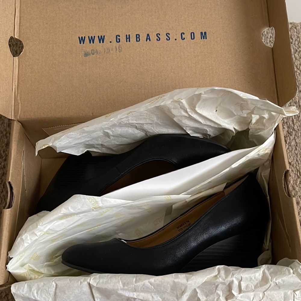 Simple black wedge shoes